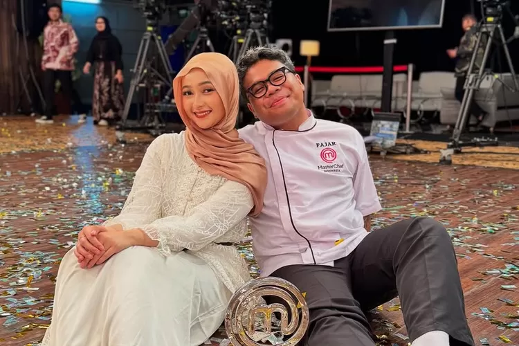 Fajar Gusti rayakan kemenangannya di MasterChef Indonesia Season 12 bersama Aulia Zahra (Foto: Gorajuara/ Instagram/ @zahra.mci12)