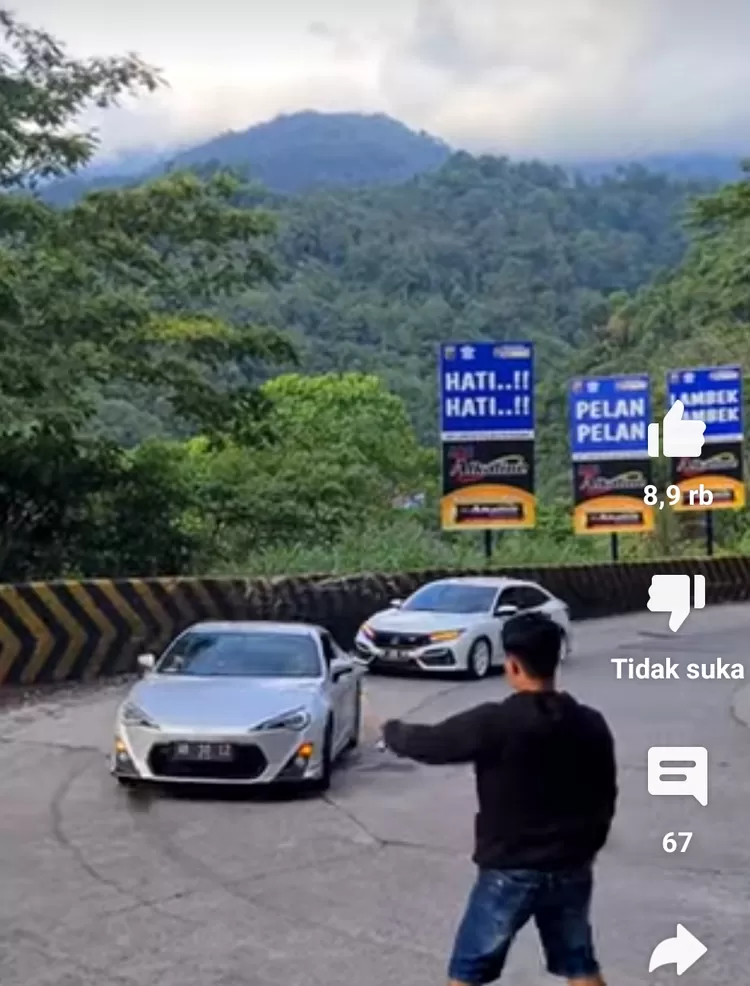 Terlihat Toyota GR 86, di salah satu media sosial melintas mulus pada badan jalan tanjakan Sitinjau Lauik Sumatera Barat.