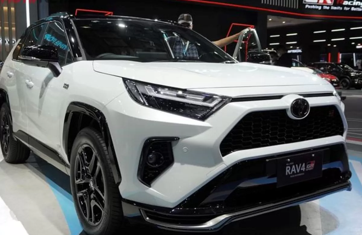 Toyota RAV4 PHEV GR Sport tahun 2026.