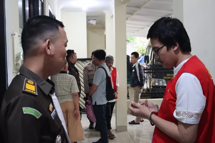 Altafasalya Ardnika Basya (23 tahun), terdakwa pembunuhan mahasiswa UI saat digiring ke mobil tahanan, usai persidangan di Pengadilan Pegeri Depok. (ISTIMEWA)