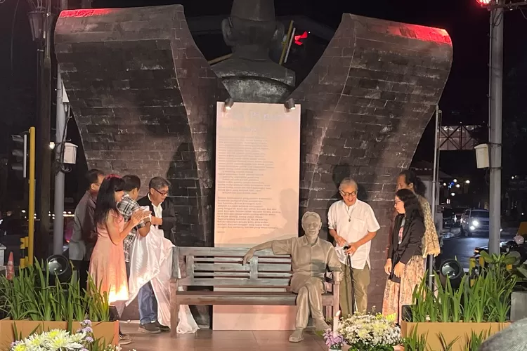 Patung Joko Pinurbo yang berdiri di area Gramedia Sudirman Yogyakarta menjadi simbol penghormatan atas kontribusi besar Jokpin dalam menghidupkan dunia puisi di Indonesia.  (Foto: Dok. Istimewa)