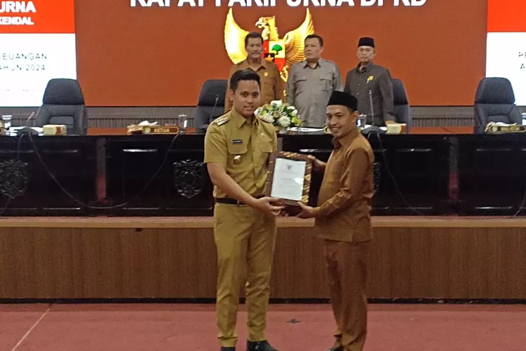 Bupati Kendal Dico M Ganinduto menyerahkan nota keuangan APBD perubahan 2024 kepada Ketua DPRD Kendal.  (edi prayitno/kontributor Kendal)