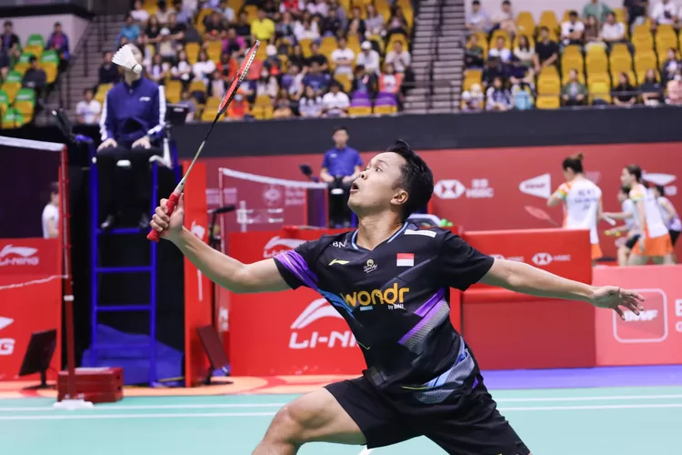 Tunggal putra Indonesia Anthony Sinisuka Ginting harus bermain rubber game untuk mengalahkan Chi Yu Jen dari Chinese Taipei. pada babak 16 besar Hong Kong Open 2024, Kamis (12/9). (foto: PP PBSI)