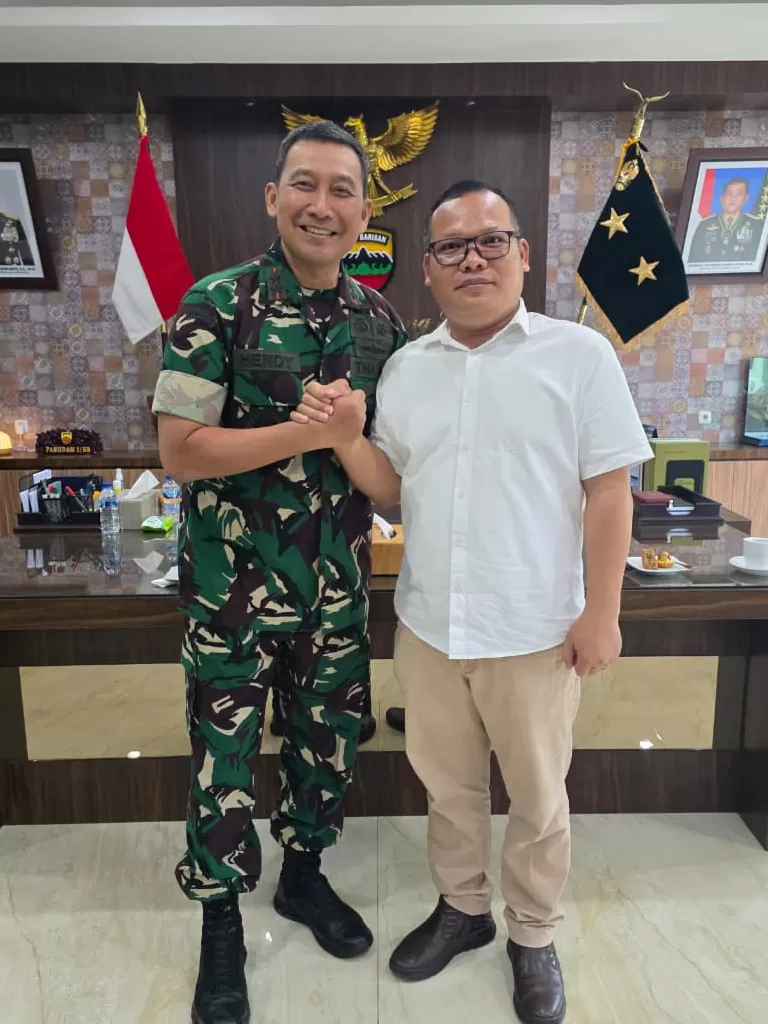 Panglima Kodam I/Bukit Barisan (Pangdam I/BB) Mayjen TNI Hendy Antariksa, bersama Sekjen SIP Edison Marbun saat silaturahmi. (Foto/Ist/docpri) 