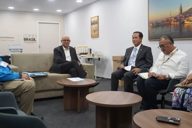 Menteri Lingkungan Hidup Hanif Faisol Nurofiq berbincang dengan Executive Secretary UNFCCC, Simon Stiell.