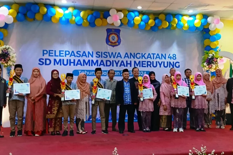 Puluhan siswa SD Muhammadiyah Meruyung angkatan 48 diwisuda tahun ajaran 2023/2024, Kamis (13/6). (RADAR DEPOK)