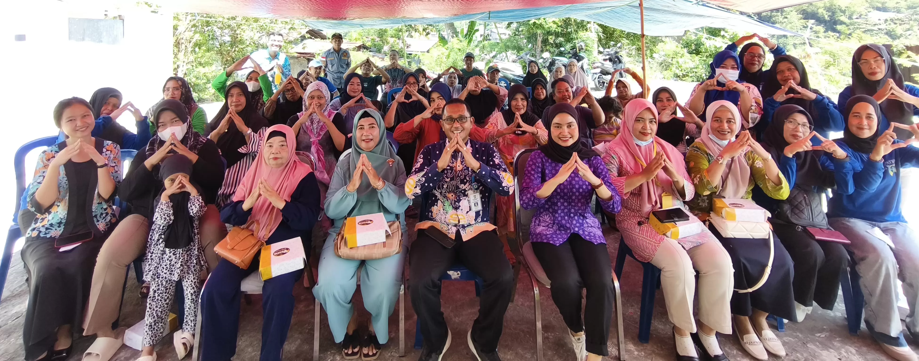 CEGAH: Kabid Perlindungan Anak, DP3AKB Balikpapan, Umar Adi (batik biru, tengah) bersama para pihak terkait, berkomitmen dalam pencegahan kekerasan terhadap anak dan perempuan. (LUPUS/KALTIM POST)