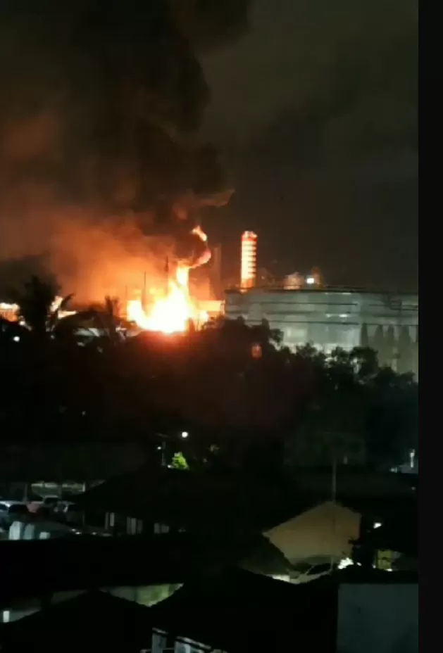 KOBARAN: Kebakaran di kawasan kilang Pertamina yang mulai terlihat pada pukul 04.30 Wita.