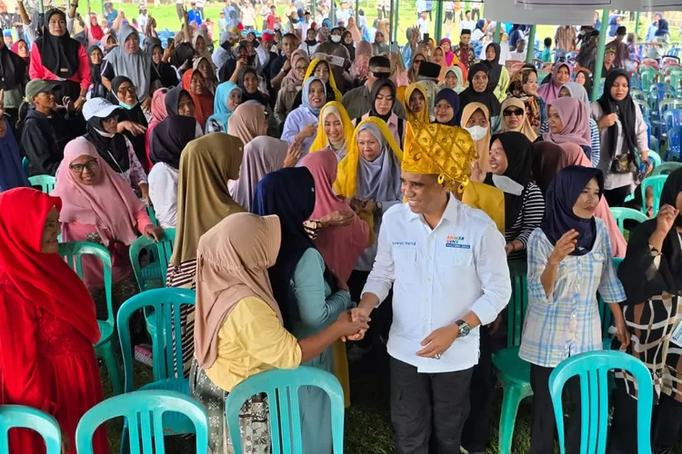 Paslon Anwar-Reny saat berkampanye di Desa Sibalaya Utara, Kecamatan Tanambulava, Kabupaten Sigi, Kamis 26 September 2024. (Foto: Ist).