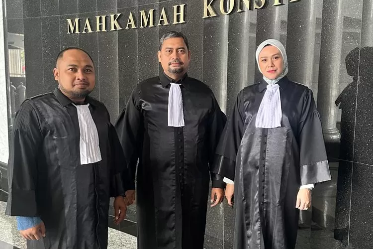 Kuasa Hukum Muchtar Djafar Adam. Dari kiri Mochamad Adhi Tiawarman SH, M.Z Al-Faqih SH, Ichsanty SH (dok MZ)