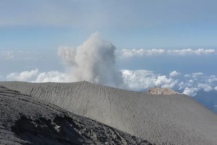 Terkini! Masih Luncurkan Guguran Awan Panas, Status Gunung Semeru Naik ...