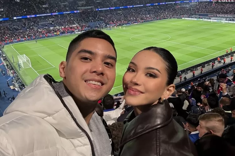 All Ghazali dan Alyssa Daguise menyaksikan pertandingan Liga Champions (Foto: Gorajuara/ Instagram/ @alghazali7)