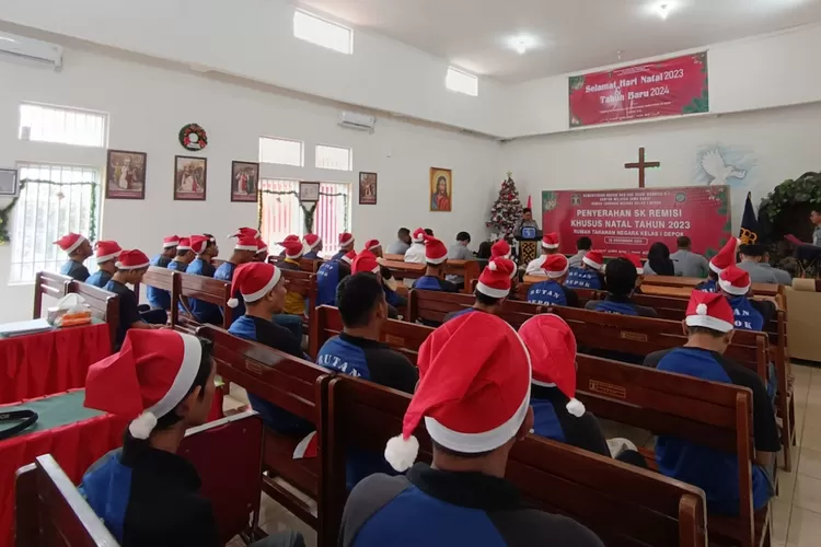 WBP Rutan Kelas I Depok saat melakukan perayaan Natal bersama, Senin (25/12). (Rutan Depok)