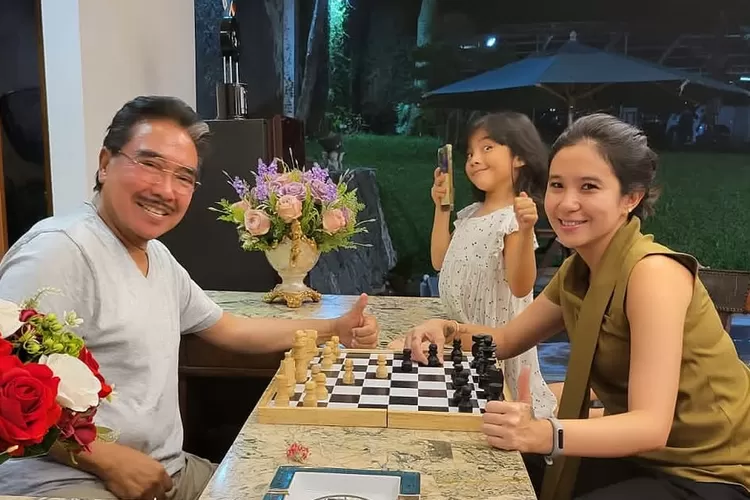 Ditho Sitompul bagikan foto Hotma Sitompul bersama menantunya, Agatha Carolina (Foto: Gorajuara/ Instagram/ @ditho_sitompoel)