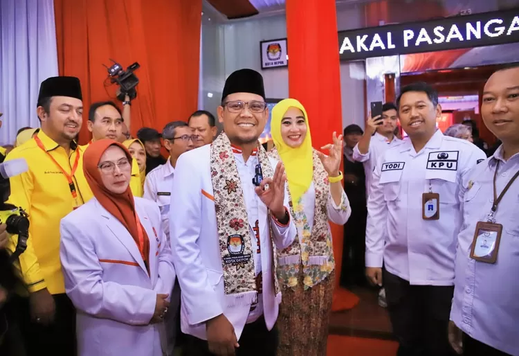 Pasangan Calon Walikota dan Wakil Walikota Depok, Imam Budi Hartono-Ririn Farabi Arafiq resmi mendaftarkan diri ke KPU Depok, di Jalan Margonda Raya, Kamis (29/8).