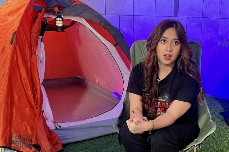 Aktris Zenia Zein saat mengunjungi ANTARA Heritage Center, Pasar Baru, Jakarta, Jumat. (ANTARA/ Putri Hanifa)