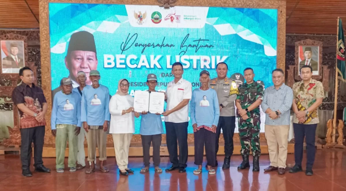 Yayasan Gerakan Solidaritas Nasional saat menyerahkan bantuan becak listrik dari Presiden Prabowo Subianto kepada Penarik Becak Lansia di Jawa Tengah./foto : tvrinews.com