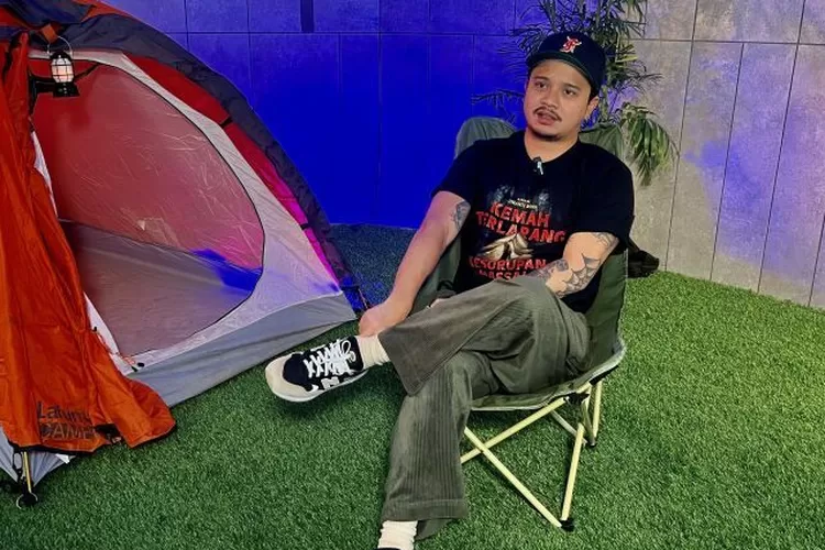 Pemain film horor Kemah Terlarang, Derby Romero saat mengunjungi ANTARA Heritage Center, Pasar Baru, Jakarta, Jumat. (ANTARA/ Putri Hanifa)