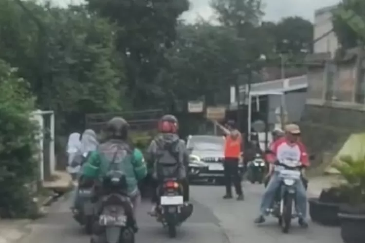 Dishub Kota Depok mengatur lalin yang berlubang di Jalan Radar Auri, Kecamatan Cimanggis, Kota Depok, Jumat (14/11). (AGNESYA WIANDA/RADAR DEPOK)