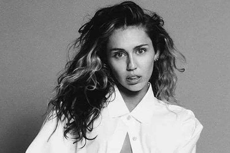 Miley Cyrus Merilis Single 'Used To Be Young' Bertemakan Tentang ...