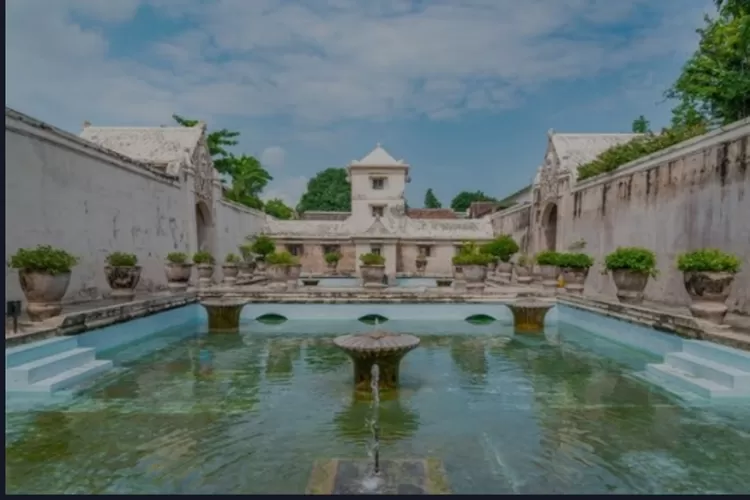 Taman Sari, yang juga dikenal sebagai Taman Sari Water Castle, adalah salah satu tempat bersejarah yang paling menarik di Yogyakarta, Indonesia (Foto/travelkompas.com)