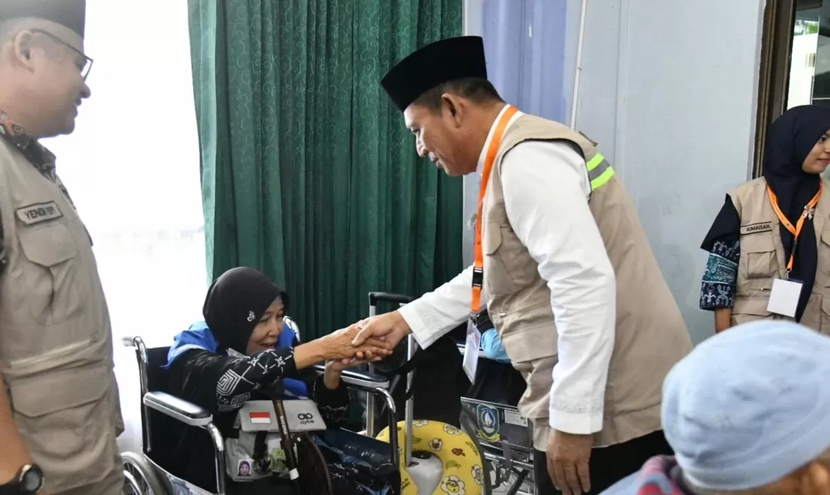 Gubernur Kepri Ansar Ahmad menyalami salah seorang CJH saat melepas 361 CJH Embarkasi Batam asal Kepri Berangkat ke Tanah Suci. (Foto:Diskominfo Kepri)