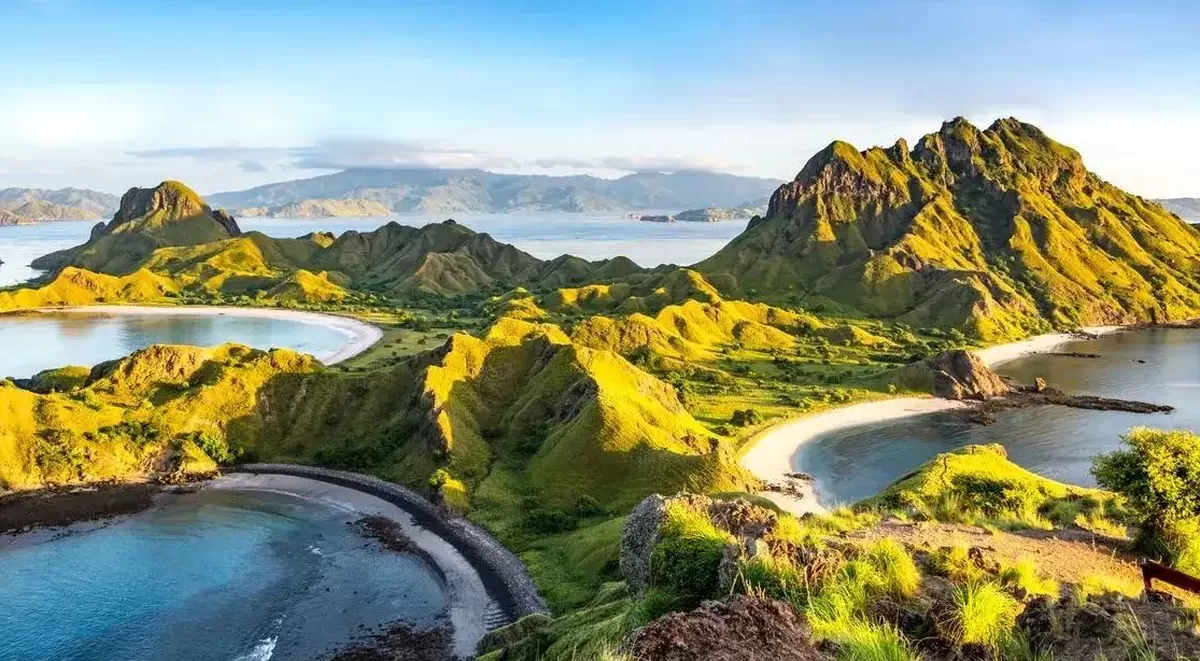 Pesona pemandangan di Pulau Padar dengan berbukitan yang menjulang dan formasi garis pantai berliku.