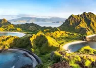 Pulau Padar Destinasi Wisata Menyajikan Panorama Indah Berbukitan Menjulang dan Garis Pantai Berliku