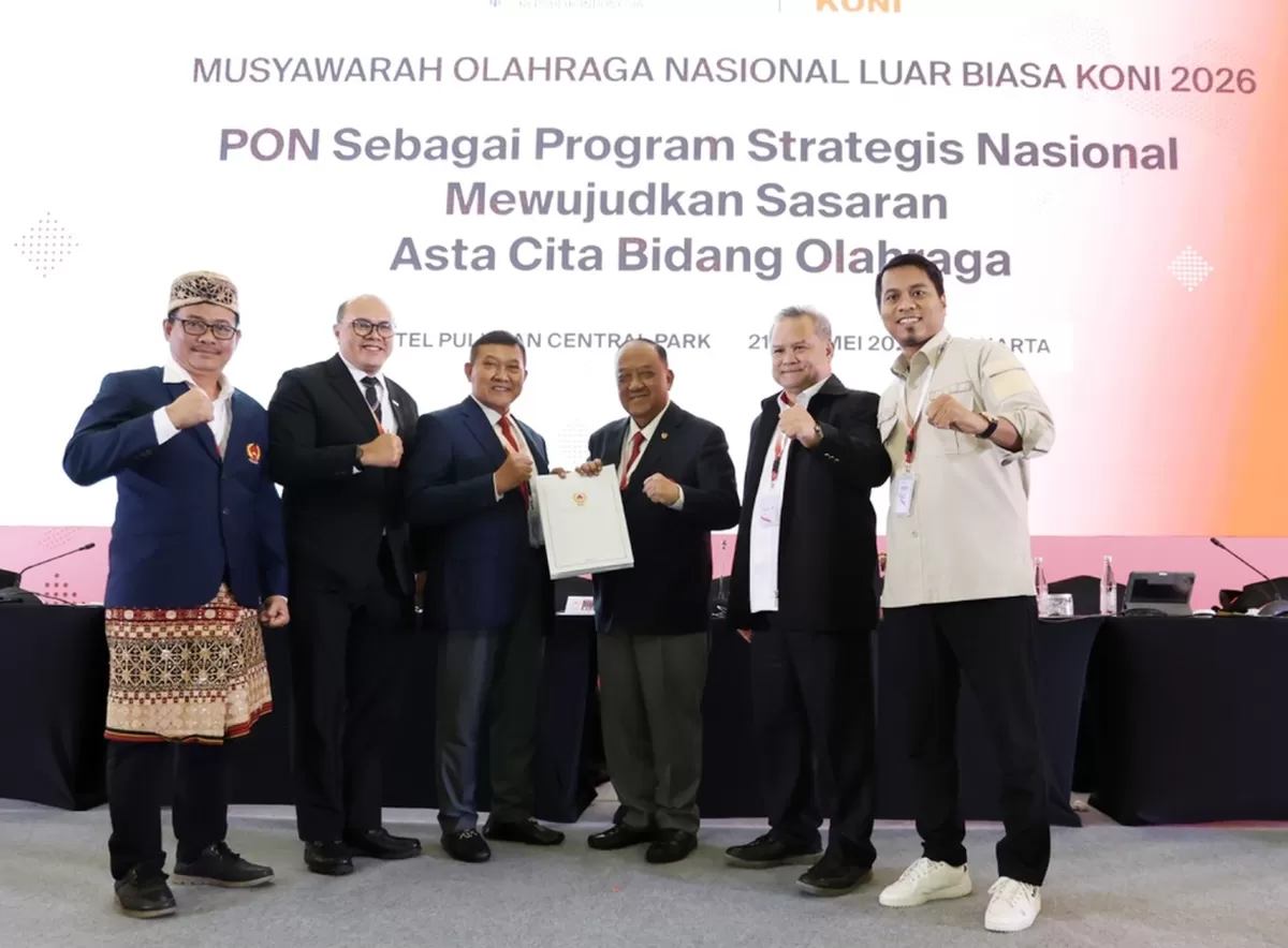 Hasil rapat pleno komisi pada Rakernas KONI Pusat 2026 diserahkan kepada Ketua Umum KONI Pusat Marciano Norman, di Jakarta, Rabu, 21 Mei 2026. (KONI PUSAT)