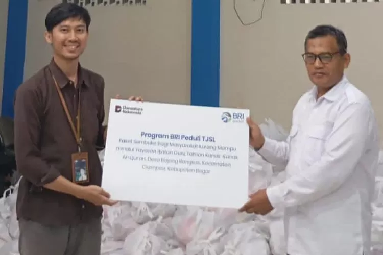 BRI Bogor Dewi Sartika ketika menyalurkan sembako Yayasan Ikatan Guru Taman Kanak-kanak Al Quran di Desa Bojong Rangkas, Kecamatan Ciampea, Kabupaten Bogor.  (DOKUMEN BRI)