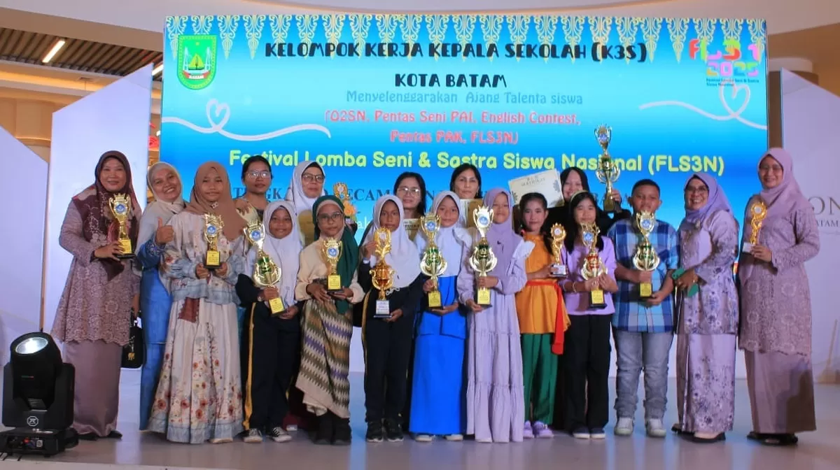 Peserta Lomba Pentas Seni dari SDN 011 Bengkong foto bersama Kepsek dan guru usai menerima piala dan piagam penghargaan (Muhammad Kamil)
