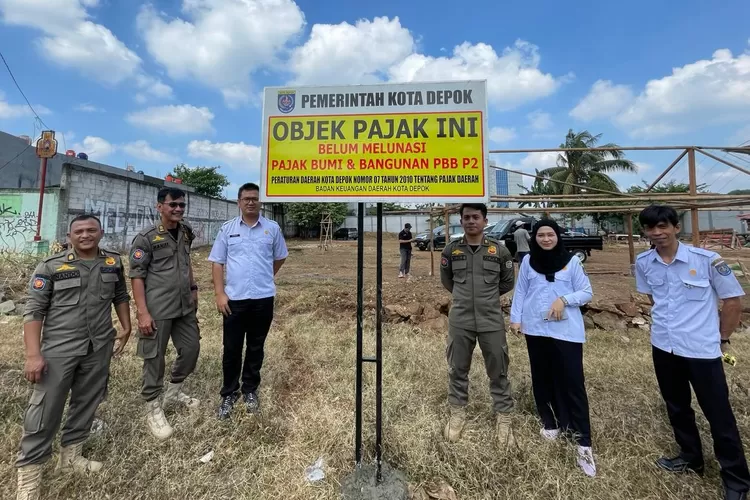 BKD Kota Depok dibantu Satpol PP melakukan pemasangan plang kepada objek pajak yang menunggak di Kecamatan Bojongsari, Depok. (ISTIMEWA)
