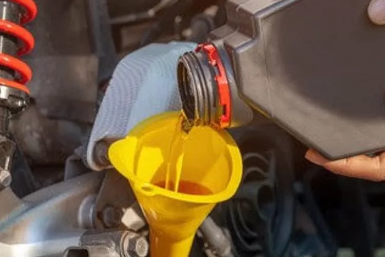 Ilustrasi. Menganti oli motor matic./net