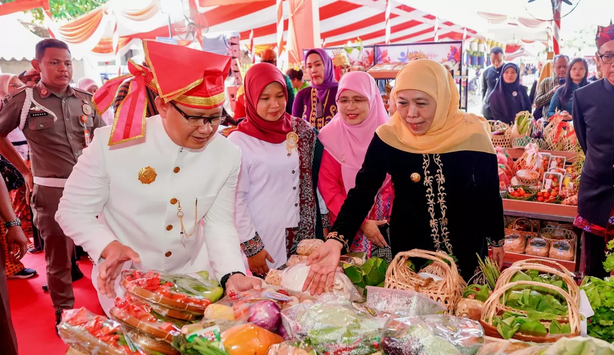 Dalam momen Hari Pendidikan Gubernur Jatim Khofifah Indar Parawansa didampingi Kadis Pendidikan Aries Agung Paewai, meninjau Pameran Produk Sekolah Inovatif Ketahanan Pangan (Ist),