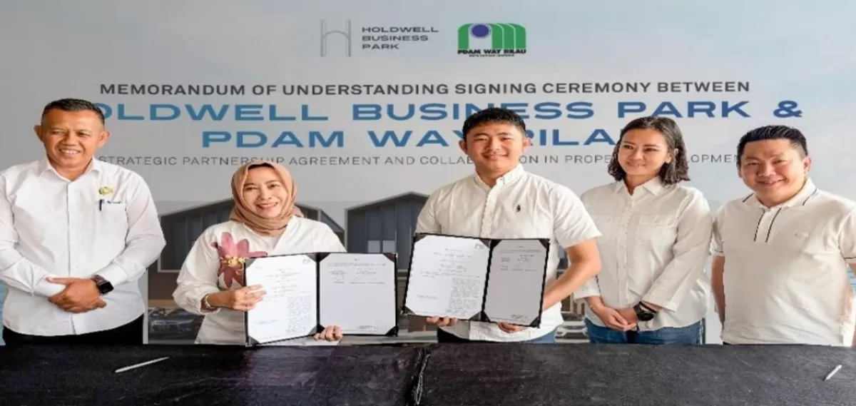 Foto: dari kiri ke kanan (Direktur Teknik PERUMDA AM Way Rilau, Dirmansyah, S.T., M. PSDA;  Direktur Utama PERUMDA AM Way Rilau, Nopirina, S.H., M.H.; COO Holdwell Business Park,  Harris F. Aison; Pimpinan Cabang Holdwell Business Park, Pitka Menoza; dan Direktur Sales &amp;  Marketing TRINLAND, Jonson  (Kalimantansatu.com/Dok. TRINLAND)