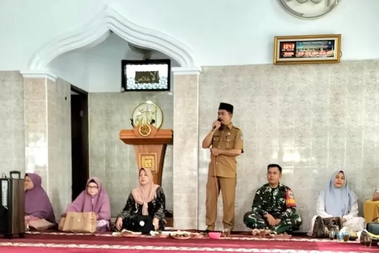 Sosialisasi Pemilahan sampah di pengajian rutin ibu-ibu di Musala Al-Ikhlas RT1/5, Kelurahan Pondok Petir, Kecamatan Bojongsari, Senin (21/4). (RISKY DWI LESTARI/RADAR DEPOK)