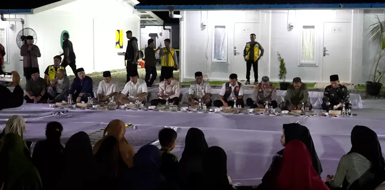 Suasana hangat menyelimuti Huntara II di Aceh Tamiang pada Jumat (27/2/2026) dini hari.  Warga penghuni hunian sementara korban banjir dan longsor November 2025 lalu duduk bershaf di atas terpal putih yang digelar tepat di depan rumah sementara mereka.