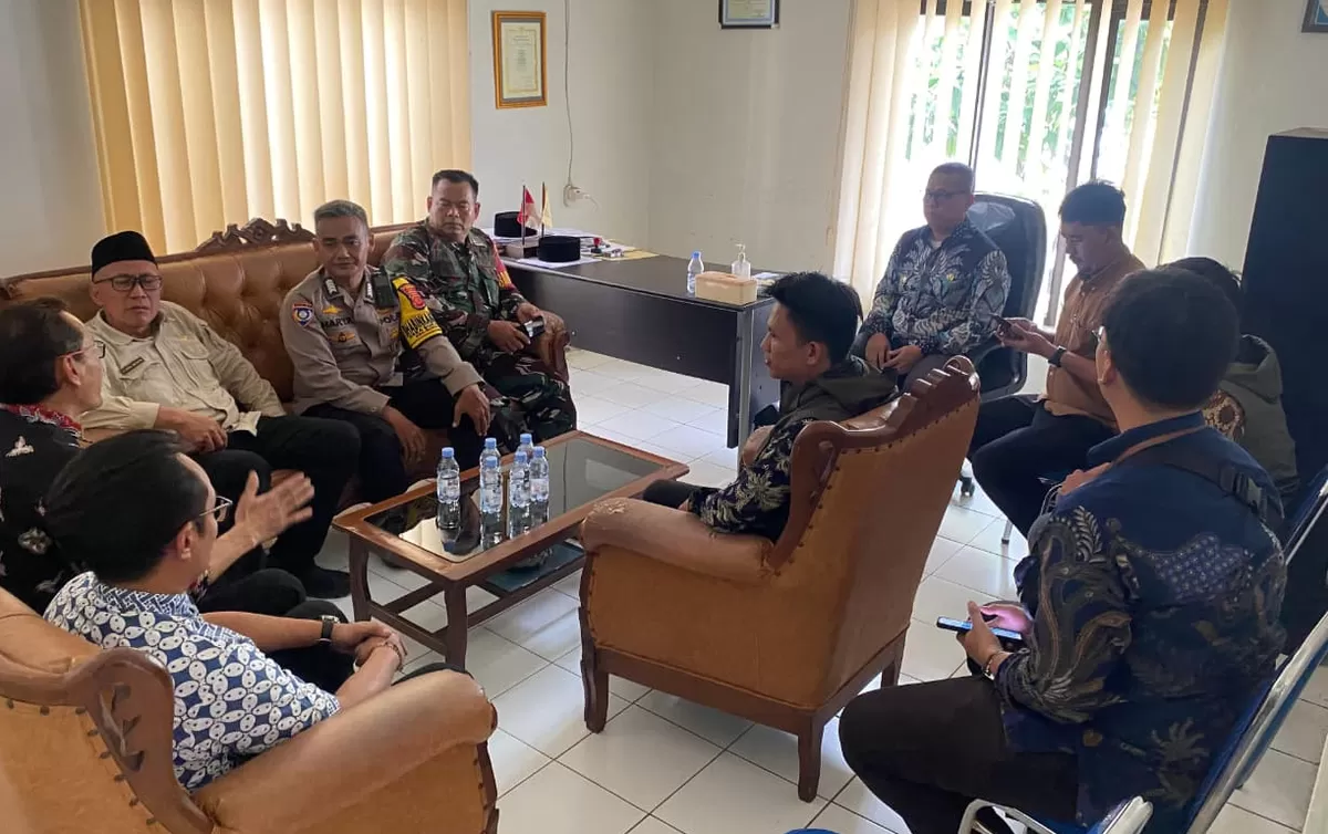 Foto : Kunjungan Kemensos RI ke Desa Sukasirna pada Senin (27/07). Hadir perwakilan dari Kementerian Sosial RI, Dinas Sosial Kabupaten Cianjur.Camat Sukaluyu, Babinsa Koramil Sukaluyu, serta Bhabinkamtibmas Polsek Sukaluyu.