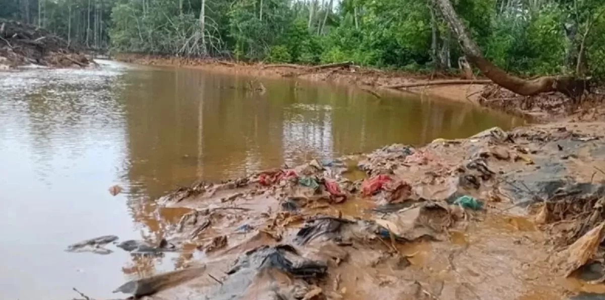 Dugaan pencemaran lingkungan oleh PT Feni Halmahera Timur di Teluk Buli. (Dok. Salawaku Institut)