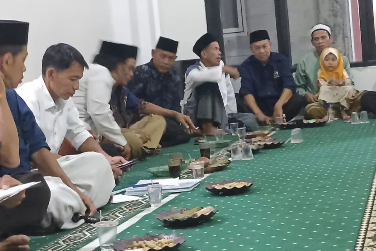 Pengurus LKSA dalam kegiatan rutinitas Santunan Biaya Pendidikan anak-anak yatim. (Jalil/Bogor Times)