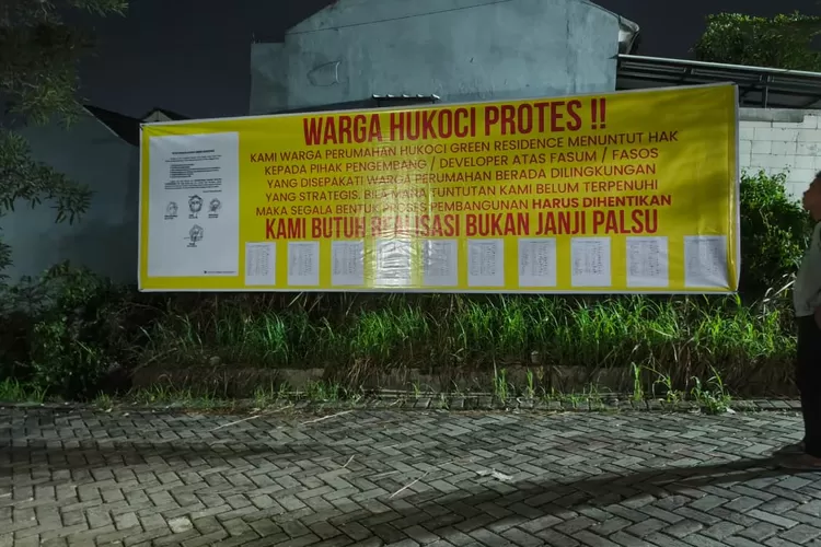 DIMINTAI PERTANGGUNGJAWABAN: Spanduk panjang terpampang mewakili tuntutan sejumlah warga Perumahan Hukoci Green Residence yang dijanjikan pihak developer. (WARGA PERUMAHAN HUKOCI FOR RADAR CIANJUR)