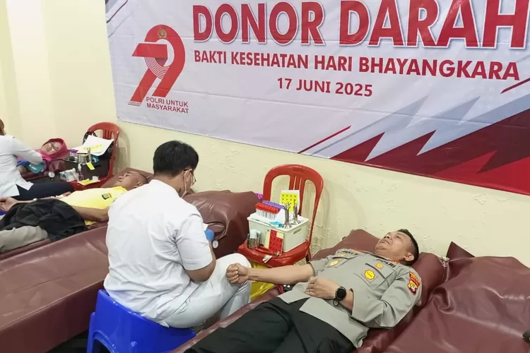 Kapolres sedang berbaring untuk mendorokan darahnya, di di Polsek Pancoranmas, Kelurahan Mampang, Kecamatan Pancoranmas, Kota Depok, Selasa (17/6). Pagi. (DOKUMEN POLSEK PANCORANMAS)