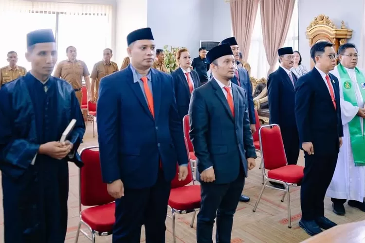 Pelantikan komisaris dan direksi perusda Morut oleh Bupati Delis