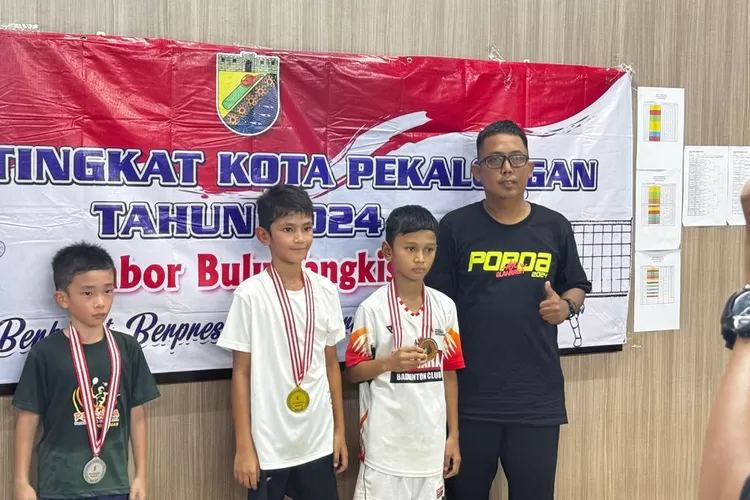 JUARA : Peraih Juara 1 Popda 2024 Kota Pekalongan Cabor Badminton,&nbsp;Fareno Khiar Aghadhira (tengah), saat menerima medali atas keberhasilannya usai mengalahkan para peserta lainnya. (KONTENJATENG.COM/Arif Prayoga)