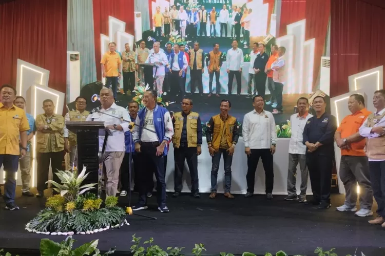 Elite partai politik di Kabupaten Bogor saat hadir dalam rapat akbar relawan Jaro Ade di Stadion Pakansari, Cibinong pada Rabu, 7 Agustus 2024. (Diki Wahyudi)