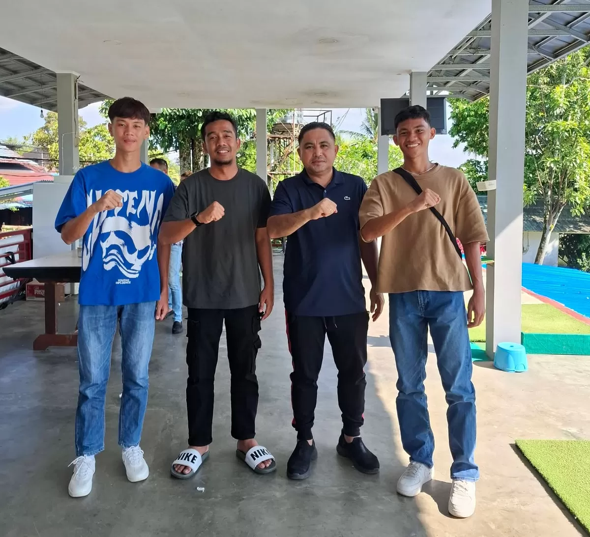 Foto bersama CMO Meivo Rumengan, Pelatih Feryandes Rozialta dan kedua pemain baru PERSMA 1960 Manado  Vially Paduli dan Avan Kumendong (Jill Goni)