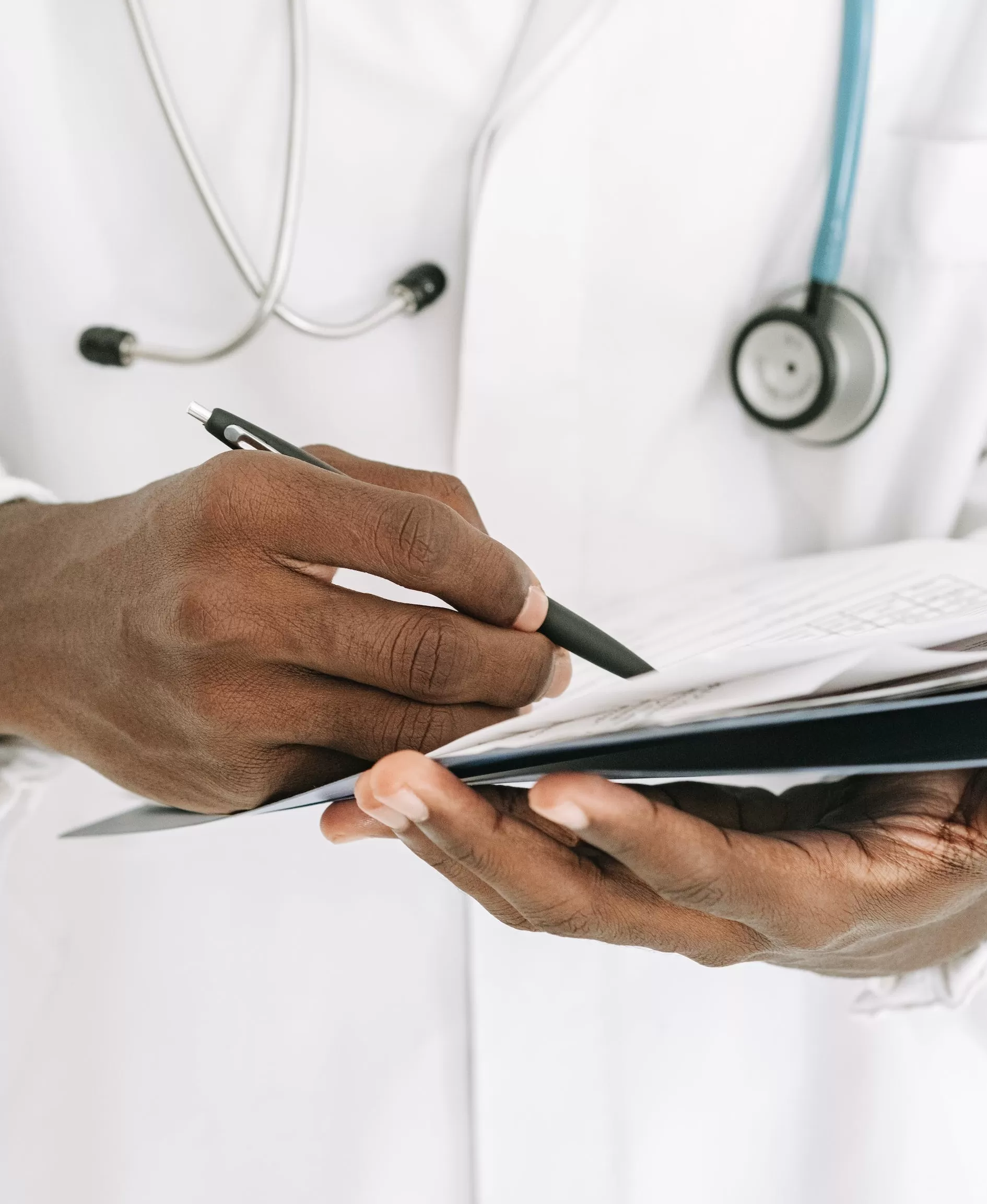 Ilustrasi dokter sedang menulis. (Pexels / Ivan Samkov)