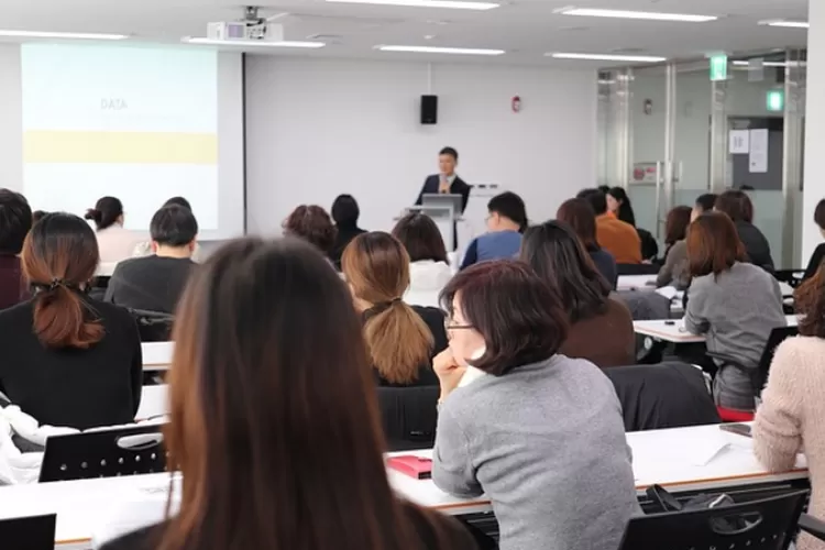 Ilustrasi.Foto. Mahasiswa mengikuti proses pembelajaran di kelas (Pixabay/Leejeongsoo)