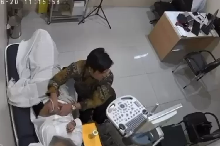 Video rekaman CCTV yang menampilkan dugaan tindakan pelecehan seksual oleh seorang dokter kandungan di Garut. (X/@ilhampid)