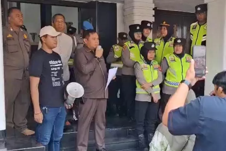 Puluhan massa yang tergabung dalam Komite Berantas Mafia Lingkungan (KBML) menggeruduk Kantor Wali Kota Palembang (Dok Ist/KetikPos.com)